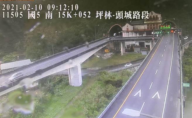 春節連假第一天，國道五號、雪山隧道南下車道交通相當順暢。（坪林交控中心提供／胡健森宜蘭傳真）