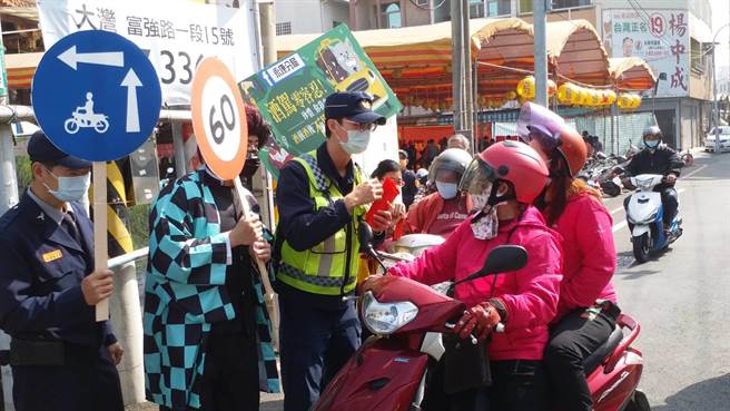 员警特别扮成灶门炭治郎展开创意宣导。（永康警分局提供／曹婷婷台南传真）