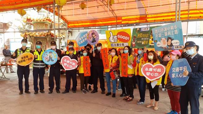 大湾派出所结合国圣宫宣导。（永康警分局提供／曹婷婷台南传真）