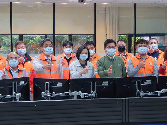 春節連假第一天，蔡英文總統今（10日）上午9時許前往高速公路局交通控制中心視察並慰問第一線工作同仁。（葉書宏攝）