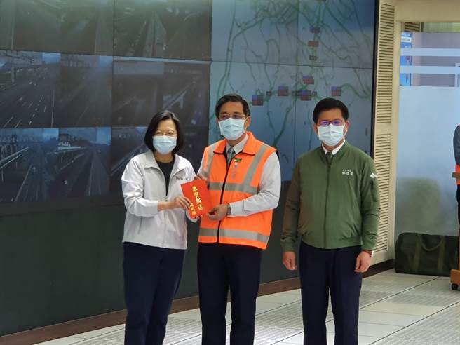 春節連假第一天，蔡英文總統今（10日）上午9時許前往高速公路局交通控制中心視察並慰問第一線工作同仁。（葉書宏攝）