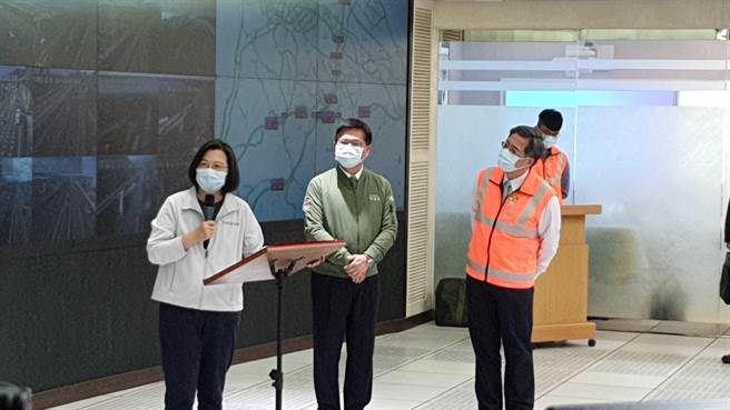 春節連假第一天，蔡英文總統今（10日）上午9時許前往高速公路局交通控制中心視察並慰問第一線工作同仁。（葉書宏攝）