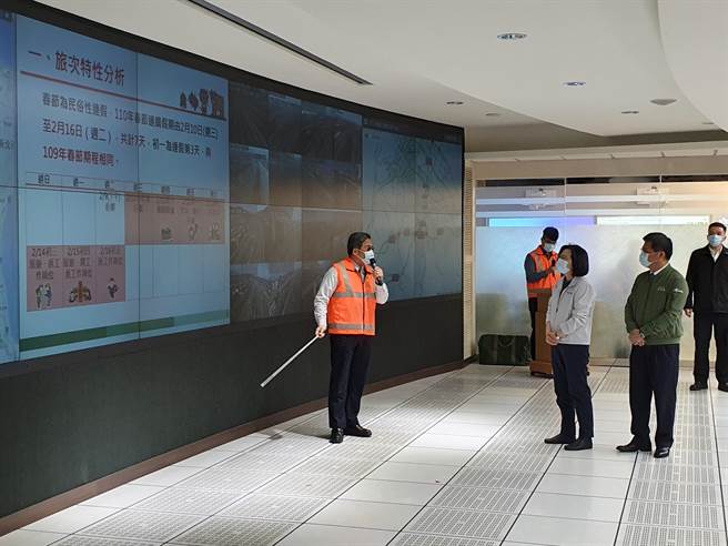 春節連假第一天，蔡英文總統今（10日）上午9時許前往高速公路局交通控制中心視察並慰問第一線工作同仁。（葉書宏攝）