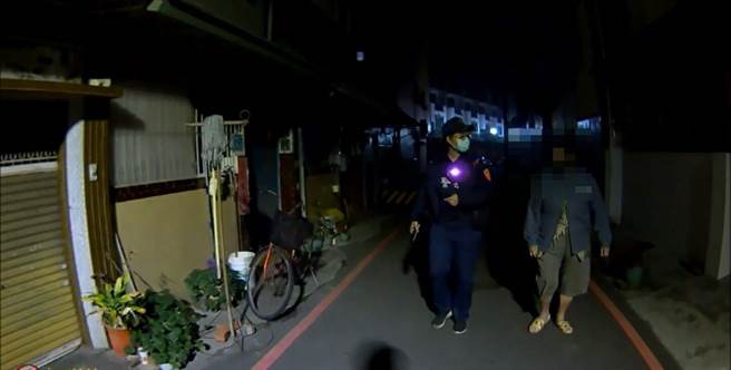 台南市麻豆警分局麻豆派出所警員曾怡禎與施品豪深夜穿梭巷弄幫失智婦人找家。（讀者提供／劉秀芬台南傳真）