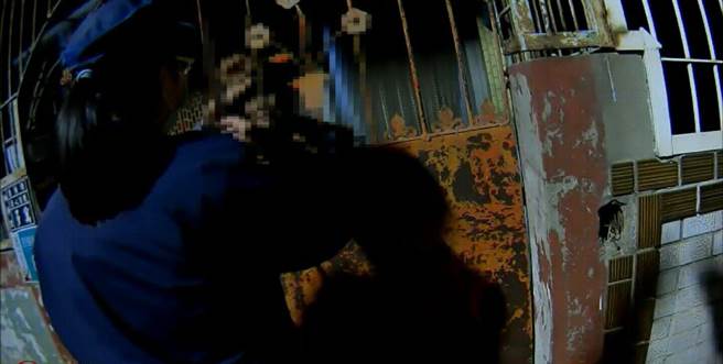 台南市麻豆警分局麻豆派出所警員曾怡禎與施品豪深夜穿梭巷弄幫失智婦人找家。（讀者提供／劉秀芬台南傳真）