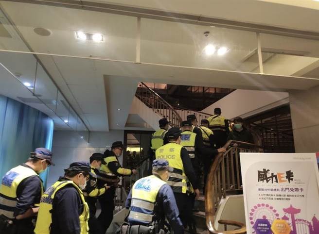 新北警加强防制营业场所涉毒执行联合稽查，展现强力扫荡毒品决心。（新北市刑大提供）