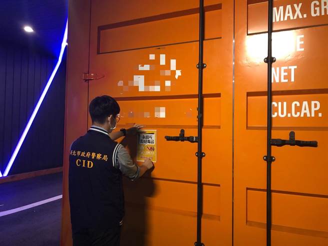 新北市警局于辖内旅馆、KTV等易涉毒品危害场所执行临检并张贴反毒标语。（新北市刑大提供）