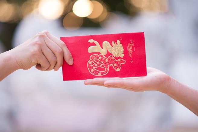 一名男網友表示，收到公司給的過年紅包，但裡頭卻包了300元，令他傻眼表示「想退還」。（圖／示意圖，達志影像）