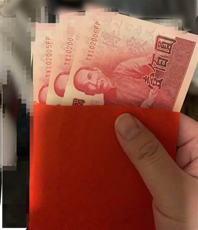 原PO曬出公司發放的春節紅包，並抱怨300元是單數很不妥。（圖／翻攝自爆怨公社）
