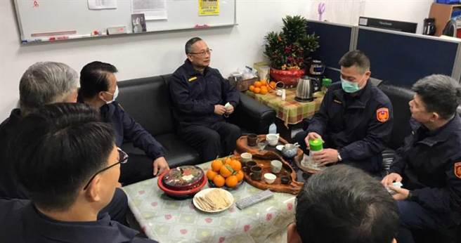 警政署长陈家钦昨赴中正第一分局忠孝东路派出所慰勉员警辛劳。（图／翻摄画面）