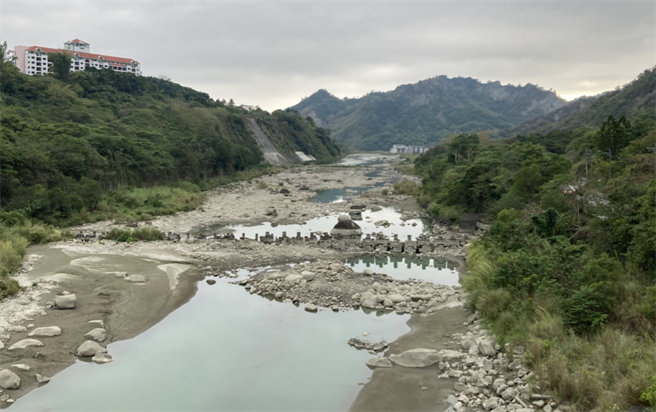 2020年罕見無颱風，連帶影響全臺水庫雨水進帳，圖為2020年12月30日所攝的曾文水庫集水區。（綠色和平提供）