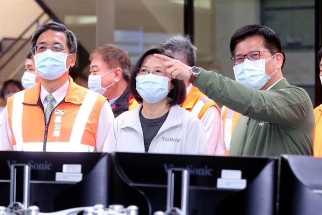 蔡英文總統（中）、交通部長林佳龍（右）10日赴高速公路局交通控制中心慰勞值班人員，聽取國道疏運簡報。左為高速公路局局長趙興華。（黃世麒攝）