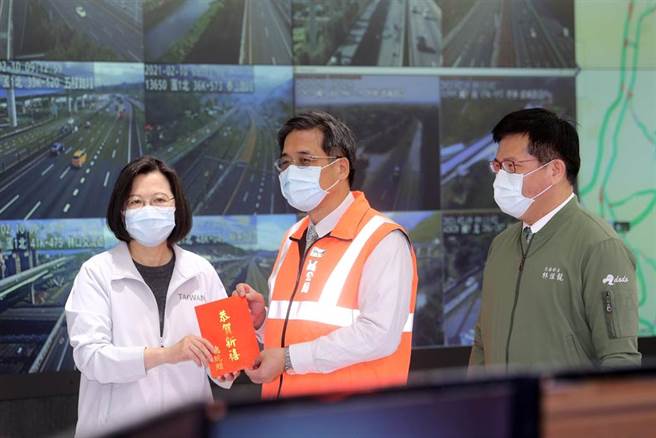 蔡英文總統（左）、交通部長林佳龍（右）10日赴高速公路局交通控制中心慰勞值班人員，並贈送加菜金，由高速公路局局長趙興華（中）代表接受。（黃世麒攝）