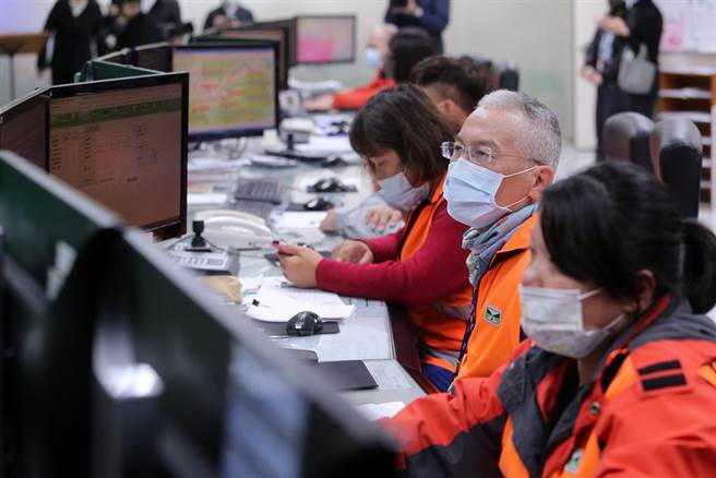 一連7天的農曆春節連假10日開始，不少民眾攜家帶眷返鄉過年，高速公路交通控制中心的工作人員堅守崗位，緊盯國道路況，給民眾一條順暢安全的返家道路。（黃世麒攝）