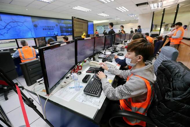 一連7天的農曆春節連假10日開始，不少民眾攜家帶眷返鄉過年，高速公路交通控制中心的工作人員堅守崗位，緊盯國道路況，給民眾一條順暢安全的返家道路。（黃世麒攝）