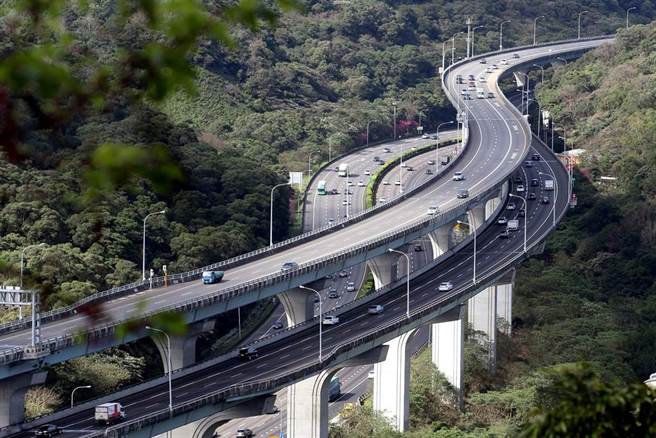 一連7天的農曆春節連假10日開始，連假首日的國道交通順暢，上午除國一湖口路段有壅塞情形外，其餘路段平均時速皆有80公里以上。圖為國道一號五楊高架林口路段。（黃世麒攝）