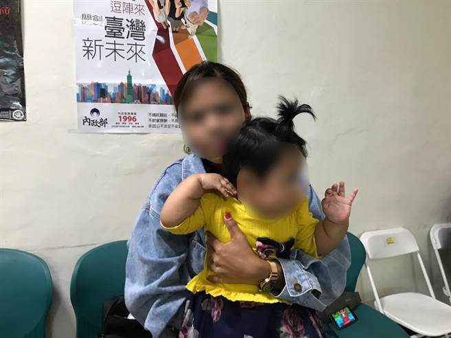 印尼籍移工阿君折騰1年多，終於可以帶幼女返鄉過年。（高雄市專勤隊提供／柯宗緯高雄傳真）