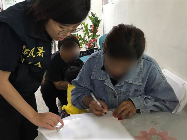 印尼籍移工阿君折騰1年多，終於可以帶幼女返鄉過年。（高雄市專勤隊提供／柯宗緯高雄傳真）