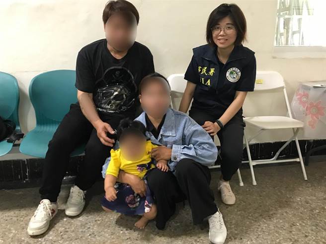 印尼籍移工阿君（中）折騰1年多，終於可以帶幼女返鄉過年。（高雄市專勤隊提供／柯宗緯高雄傳真）