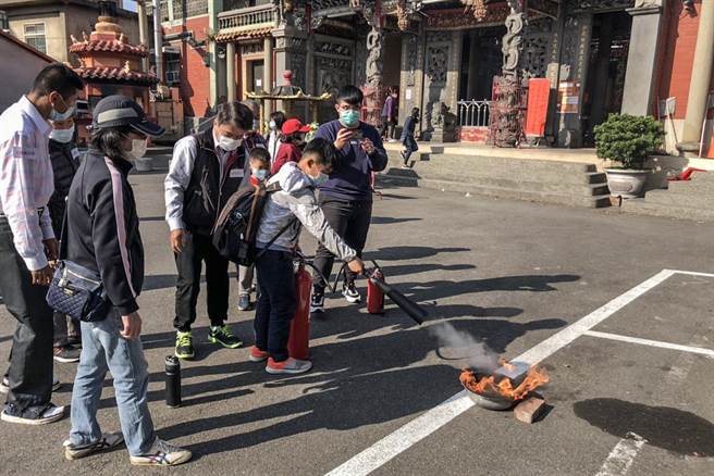 关西太和宫举办古蹟歷史建筑防灾演练，小朋友进行灭火器实际操作练习。（罗浚滨摄）