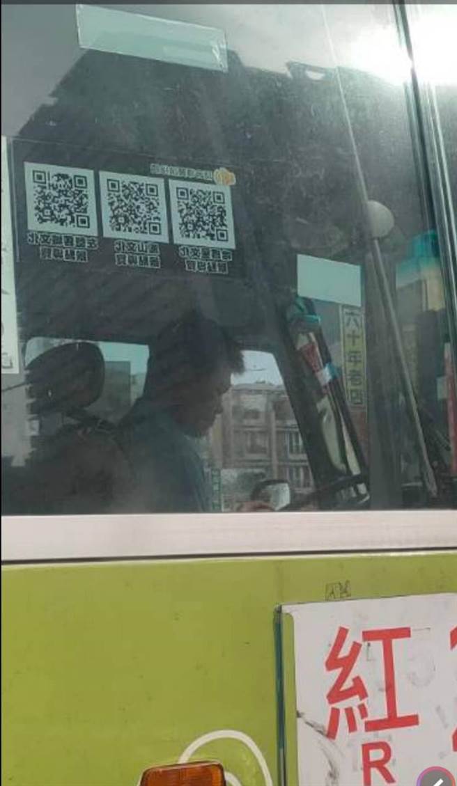 新冠肺炎疫情肆虐全球，使得民眾人心惶惶，却有眼尖民眾8日在高雄发现有公车司机在行驶时，竟然没有依规定带上口罩，甚至在停等红灯时还疑似低头滑手机。 （民眾提供／洪浩轩高雄传真）