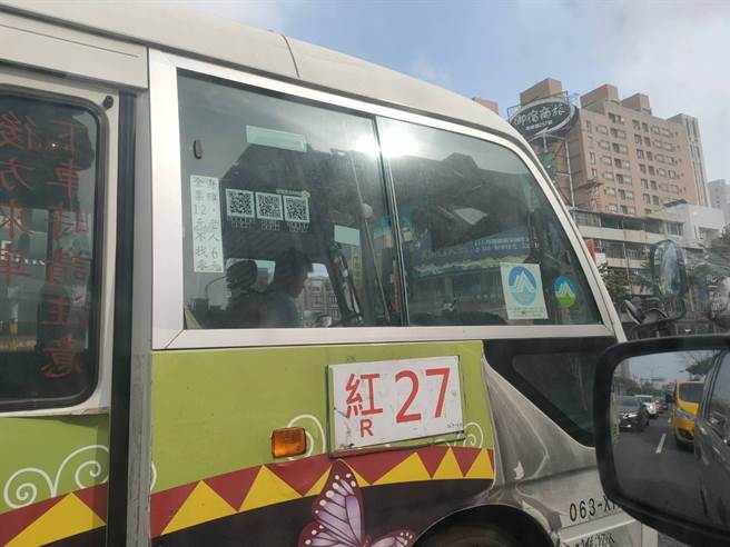 新冠肺炎疫情肆虐全球，使得民眾人心惶惶，却有眼尖民眾8日在高雄发现有公车司机在行驶时，竟然没有依规定带上口罩，甚至在停等红灯时还疑似低头滑手机。 （民眾提供／洪浩轩高雄传真）