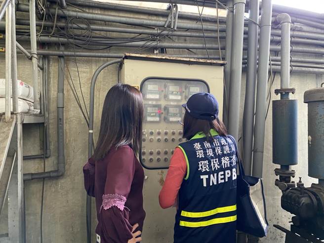 台南市環保局過年將注意空氣品質狀況，一旦達危害人體等級，即派出稽查人員到工廠要求降低產能，提升防汙效率。（台南市環保局提供／程炳璋台南傳真）