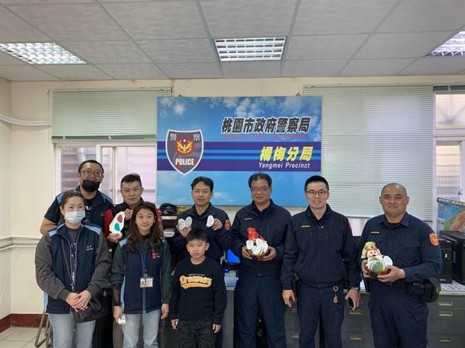 治平高中學生送果凍皂給員警感謝辛勞。（警方提供／呂筱蟬桃園傳真）