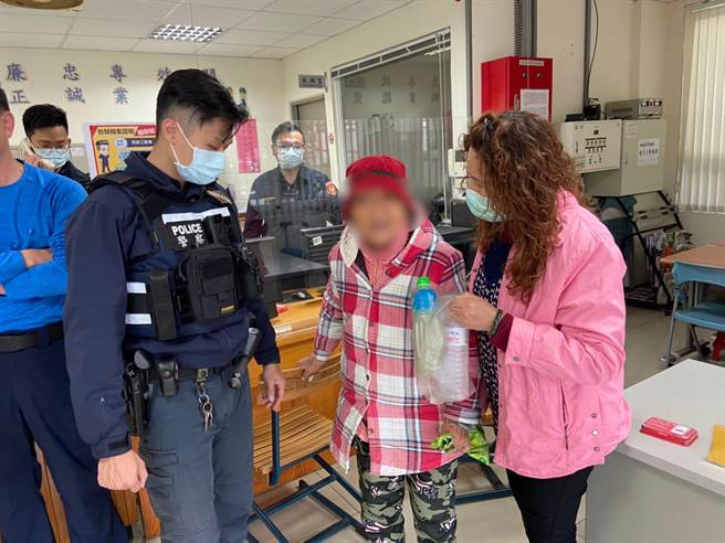 9旬阿嬷北上团聚，外出散步迷路，桃警和云林警携手助春节返家。(蔡依珍摄)