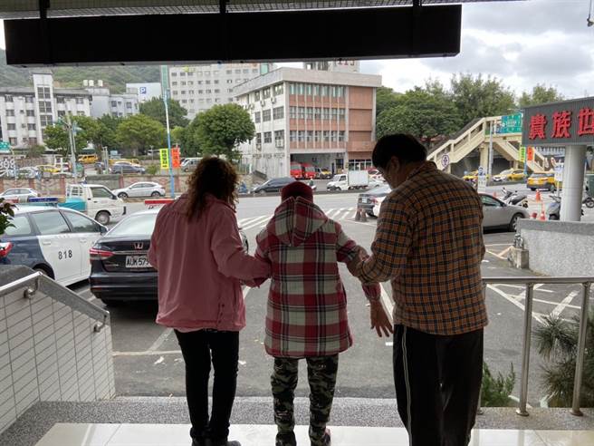 9旬阿嬷北上团聚，外出散步迷路，桃警和云林警携手助春节返家。(蔡依珍摄)
