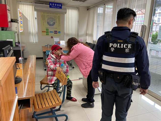 9旬阿嬷北上团聚，外出散步迷路，桃警和云林警携手助春节返家。(蔡依珍摄)