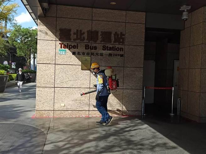 台北市防疫消毒大隊於轉運站執行環境消毒。（環保署提供）