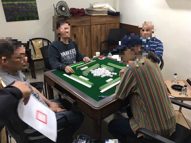 警方前往赌场搜索，当场查获两桌麻将及赌客。（翻摄照片／林郁平台北传真）