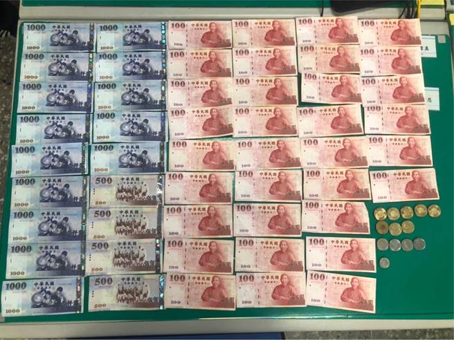 警方查扣赌资2万多元等赃证物。（翻摄照片／林郁平台北传真）