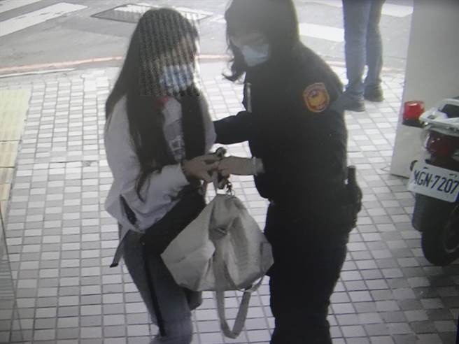 洪姓柜姐遭警方查获偷东西。（警方提供，文：陈鸿伟）