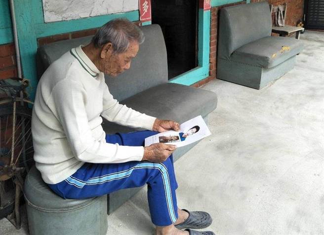 台南市麻豆警分局巡佐吳孟宇助鹽水90歲老翁找到失蹤30年的兒子。（讀者提供／劉秀芬台南傳真）