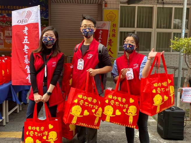 爱不打烊发动年菜专车，老五老陪伴173位独老过丰盛好年。（吴敏菁摄）