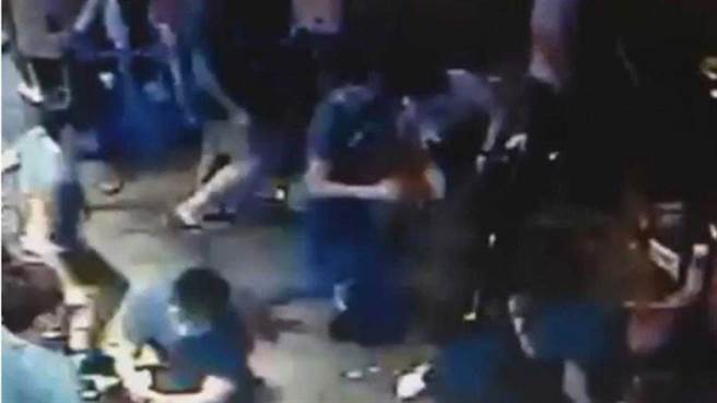 震惊社会的2014年北市信义区夜店杀警案，1名刑警薛贞国遭50多人痛殴惨死。（图／报系资料照）