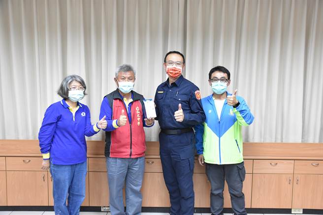 弘文中學副校長甯湘寶帶來餅乾慰勞豐原警分局警察，由副分局長陳維耿代表收下。（豐原警分局提供／陳淑娥台中傳真）