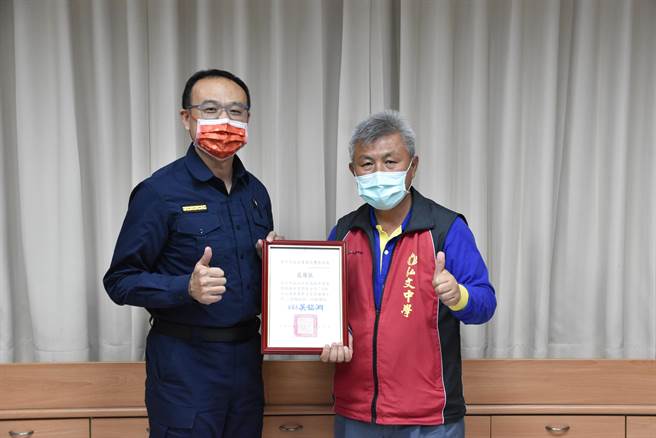 弘文中學副校長甯湘寶帶來餅乾慰勞豐原警分局警察，由副分局長陳維耿代表收下。（豐原警分局提供／陳淑娥台中傳真）