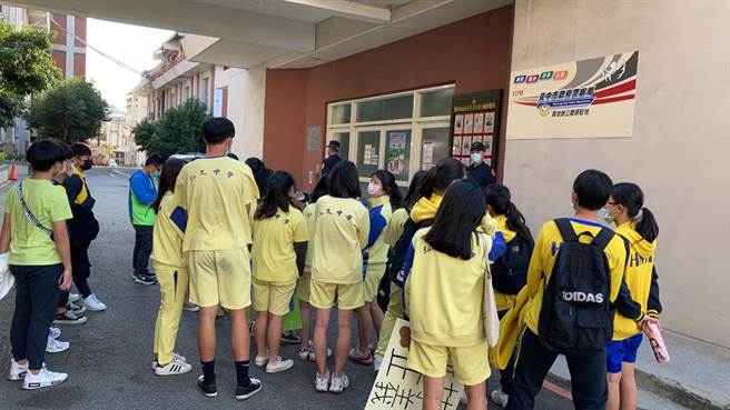 弘文中學師生共30人到豐原分局參訪，分局特別安排一系列活動。（豐原警分局提供／陳淑娥台中傳真）