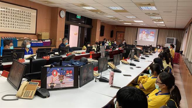 弘文中學師生共30人到豐原分局參訪，分局特別安排一系列活動。（豐原警分局提供／陳淑娥台中傳真）