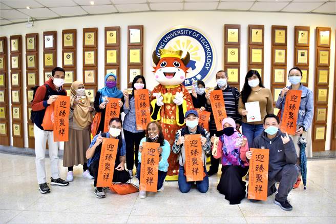 为让无法返乡过年的境外学生感受年节温馨，朝阳科大特别发送福袋给学生，还有财神爷带来喜气。（朝阳科大提供／林欣仪台中传真）