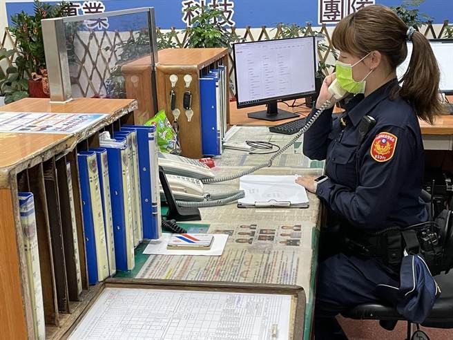 埔子所女警撞见闯红灯拦查，获悉车内女童头破血流连忙帮忙开道送医。(翻摄照片／蔡依珍桃园传真)
