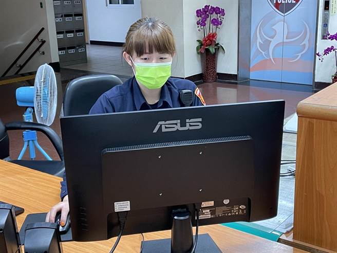 埔子所女警撞见闯红灯拦查，获悉车内女童头破血流连忙帮忙开道送医。(翻摄照片／蔡依珍桃园传真)