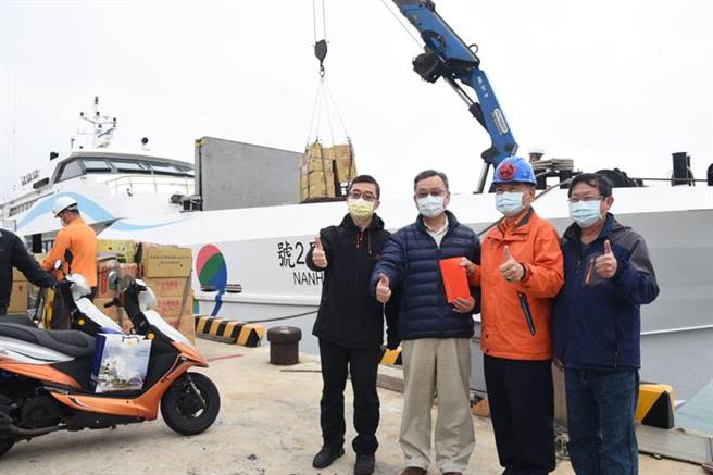 澎湖县长赖峰伟（右3）10日早上前往南海之星码头慰问辛劳的车船处工作人员，期勉做好春节疏运，并致赠春节慰问金。中央社