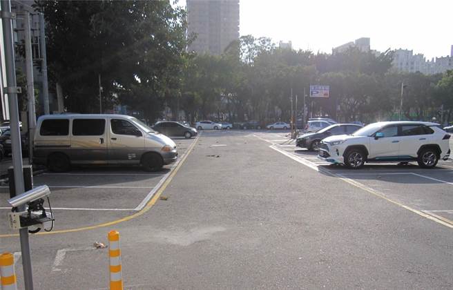 春节期间外出游玩却找不到停车位？交通局建议民眾可下载「台中交通网」APP，除能即时查询停车场剩余格位，也可掌握各停车场收费费率。（交通局提供／林欣仪台中传真）