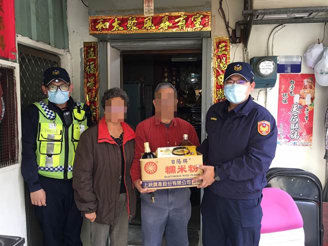 翁子所所长邱柏昌带领同仁及志工慰问弱势民眾。（丰原警分局提供／陈淑娥台中传真）