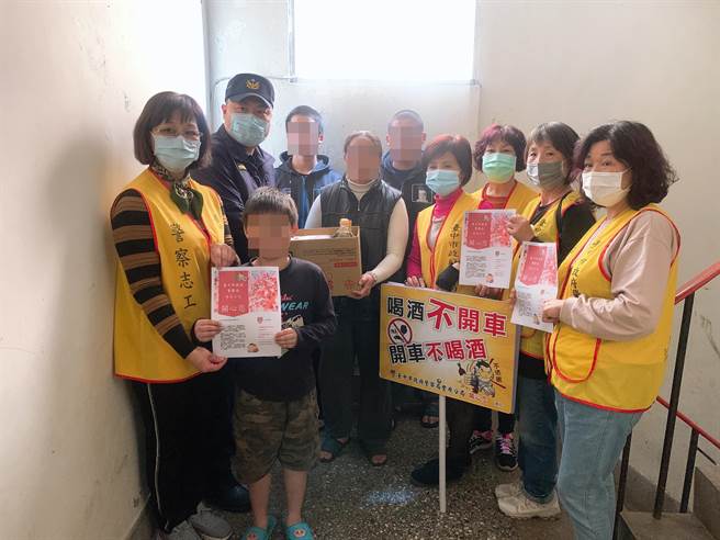 翁子所副所长潘维政带领同仁及志工慰问弱势民眾。（丰原警分局提供／陈淑娥台中传真）