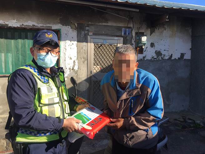 翁子所所长邱柏昌带领同仁及志工慰问弱势民眾。（丰原警分局提供／陈淑娥台中传真）